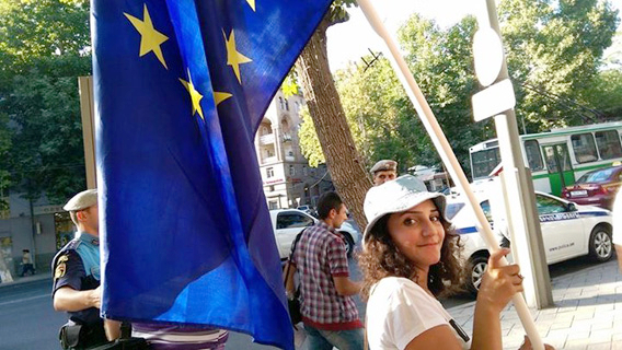 Девушка с флагом Евросоюза 
